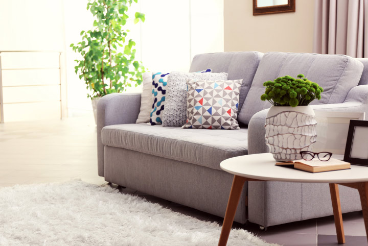 2-os-melhores-truques-para-conseguir-uma-limpeza-de-sofas-profissional-em-casa-passo-a-passo-rainbow.jpg